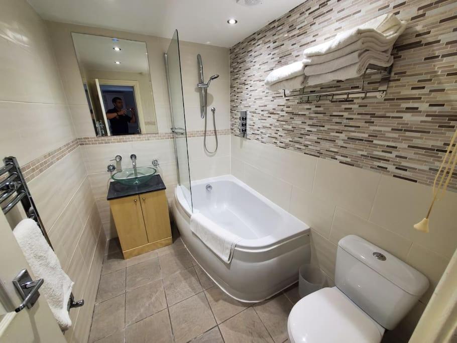 Central Windsor 2 Bedroom Flat With Free Parking Esterno foto